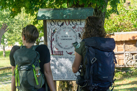 2 Wanderinnen am Infoschild &ndash; (27.09.2020, U. Buescher &copy;&nbsp;VGN GmbH)