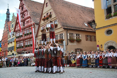 Schwertertanz &ndash; (Ingrid Wenzel &copy;&nbsp;TI Dinkelsbühl)