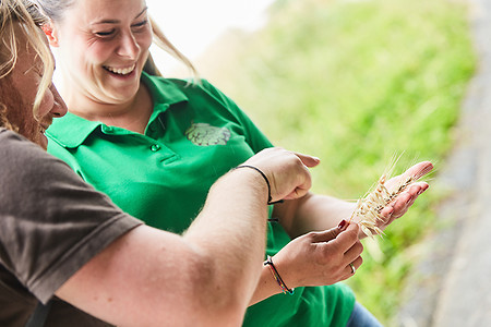 Frauen bewundern Getreide &ndash; (11.07.2019, Andrea Gaspar-Klein &copy;&nbsp;VGN GmbH)