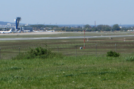 Blick zum Rollfeld &ndash; (24.05.2016, VGN &copy;&nbsp;VGN GmbH)