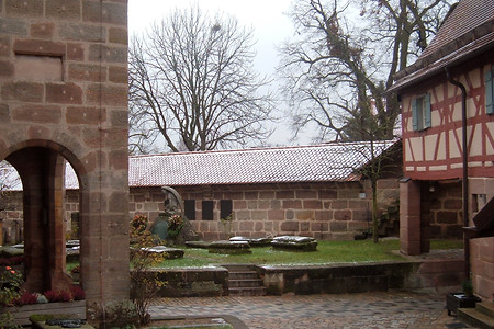 Wehrkirche Innenhof &ndash; (24.05.2016, VGN &copy;&nbsp;VGN GmbH)