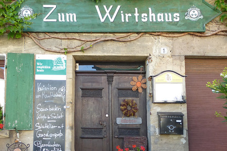 Eingang zum Wirtshaus in Henfenfeld &ndash; (03.07.2014, VGN &copy;&nbsp;VGN GmbH)