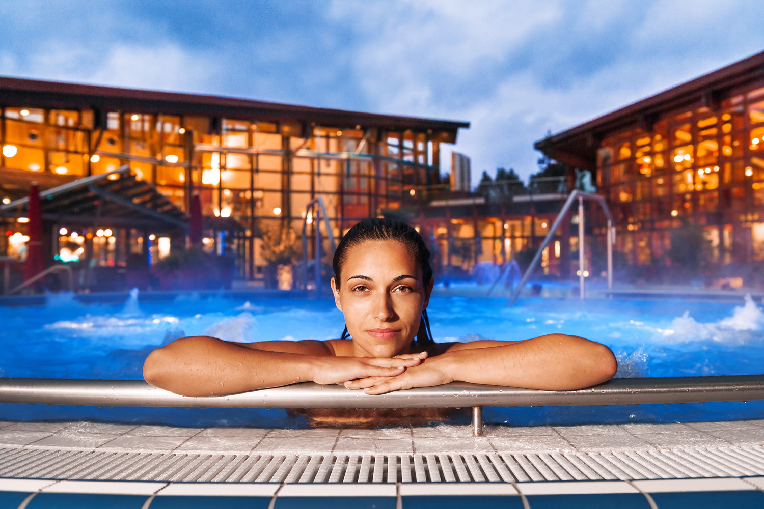 Obermain Therme Whirlpool &ndash; Nur wenige Meter vom Bahnhof Bad Staffelstein entfernt liegt die beliebte Obermain Therme.  (Obermain Therme &copy;&nbsp;Obermain Therme)